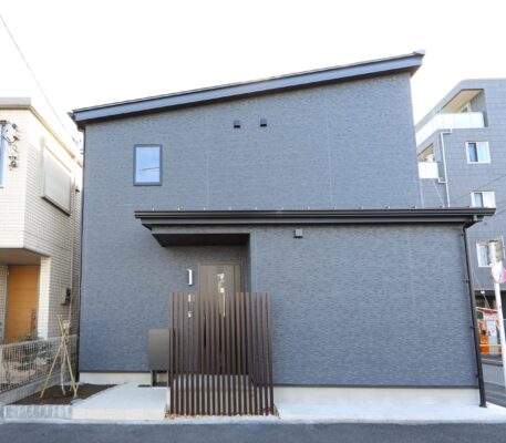 スケルトン階段が映える家